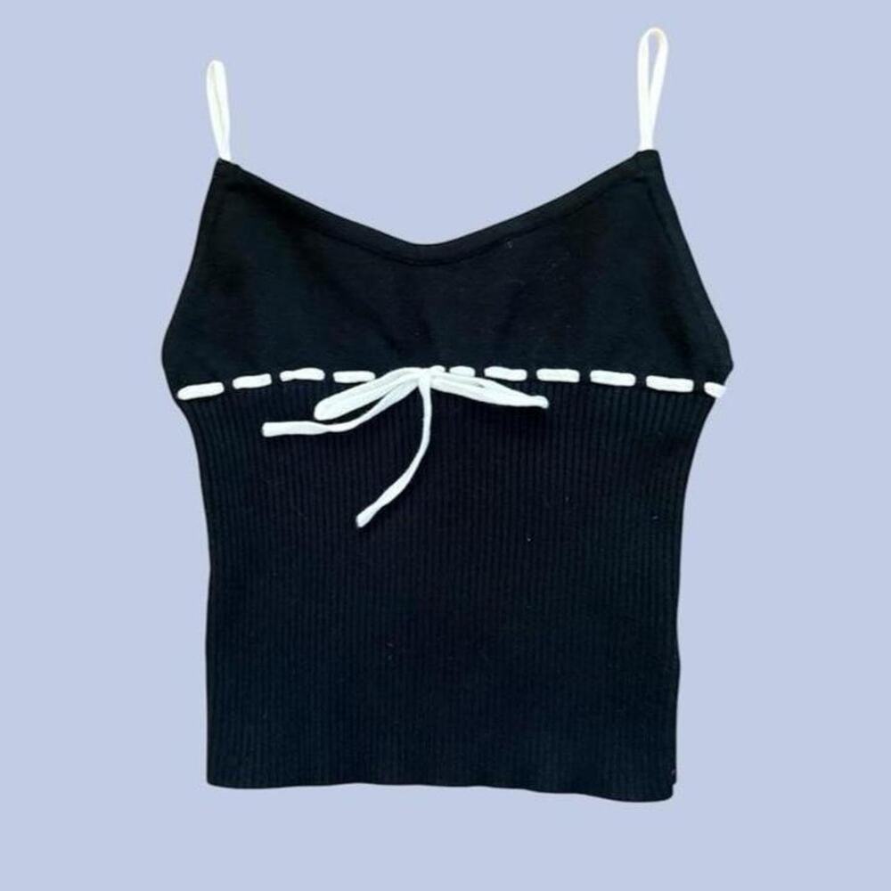 Black and white bow tank